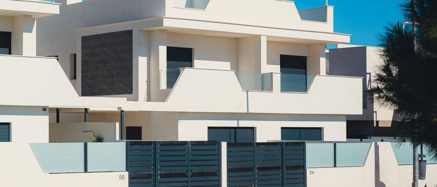 Façade de logement neuf avec terrasses, au sud de la Costa Blanca