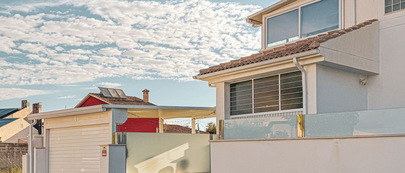 Calle residencial de vivienda unifamiliar en el entorno metropolitano de Alicante y Elche