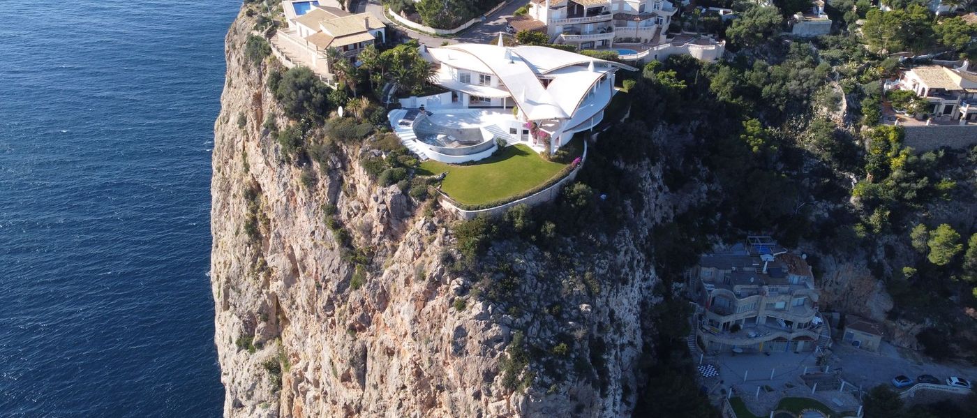 Küstenstreifen der Costa Blanca aus der Luft, mit Wohnhäusern über der Steilküste