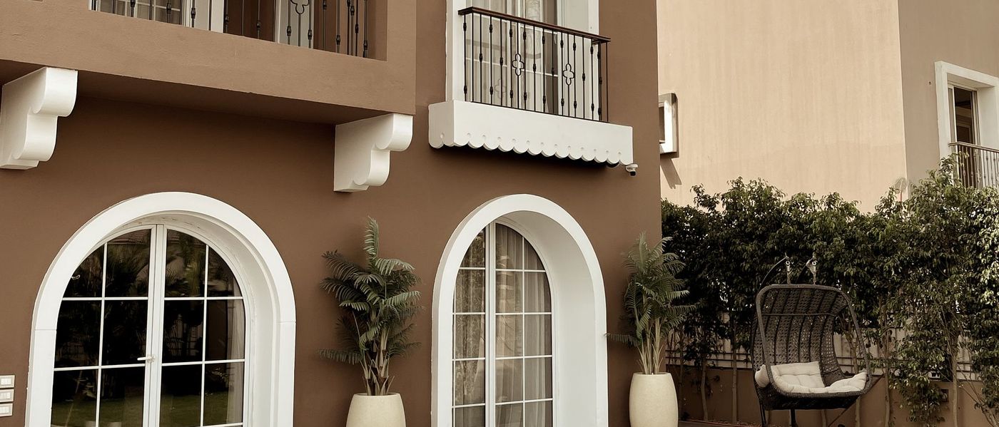 Fachada con porche y vegetación de una vivienda residencial