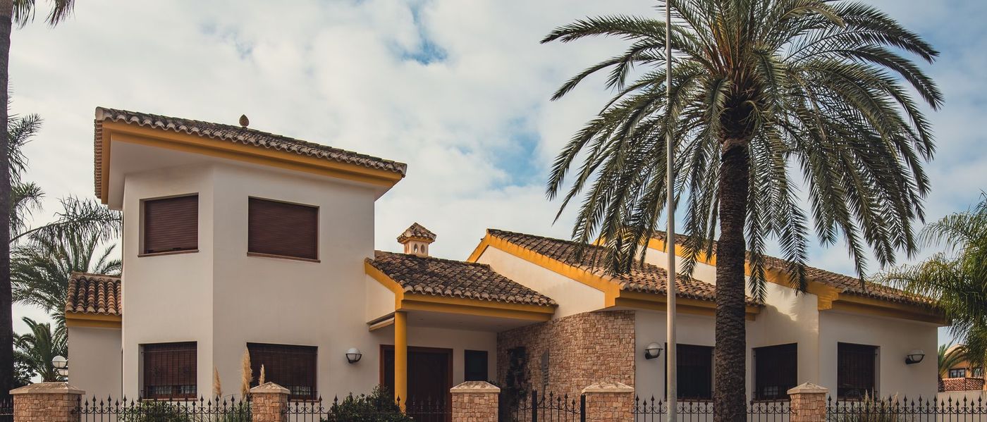 Vivienda residencial mediterránea con palmera