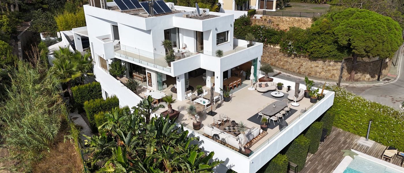 Vivienda con piscina en la costa mediterránea vista desde el aire
